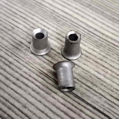 Self Piercing Rivets Dacromet Finish Self Piercing Rivets 7.45mm Kepala 3.1mm Di Dalam Lubang